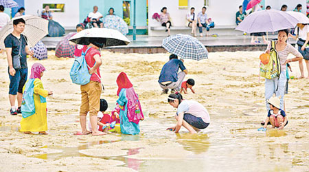 孩子在廣州市兒童公園內戲水。（互聯網圖片）
