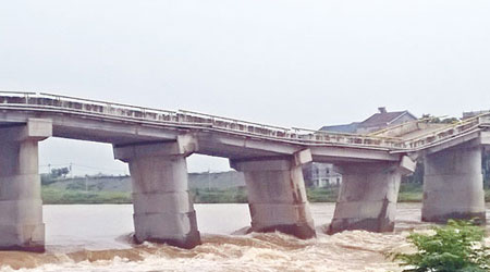 筻口大橋遭洪水沖致橋墩移位。（互聯網圖片）