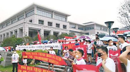 數百名業主在政府大樓門前集會抗議。（互聯網圖片）