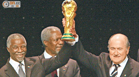 白禮達（右）當年將世界盃交給主辦國南非的代表。