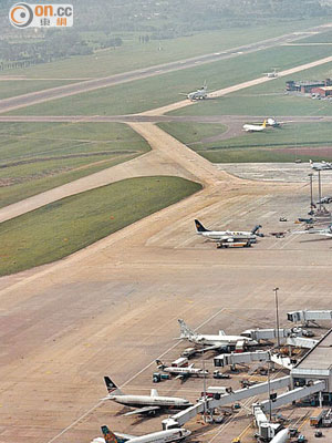 有客機在伯明翰機場降落時，機師因毒氣戴上氧氣罩。