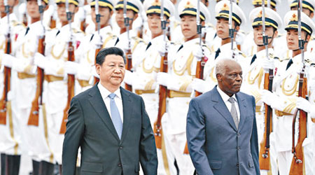 習近平（左）迎接到訪的安哥拉總統多斯桑托斯。（中新社圖片）