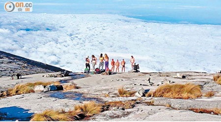 有西方國家旅客在聖地神山裸露。