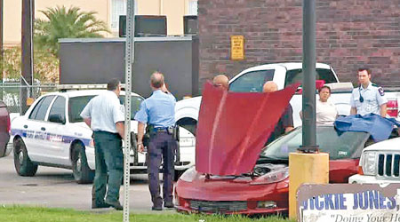 警員打開跑車車頭冚調查。（互聯網圖片）