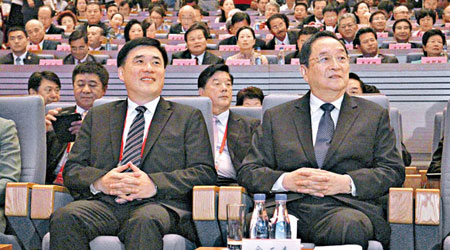 俞正聲（右）和郝龍斌（左）出席海峽論壇時並肩而坐。（中央社圖片）