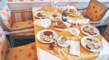 酒店展示中國住客吃剩大堆食物的照片。（互聯網圖片）