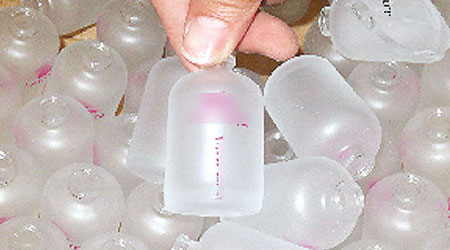 警方在工場中繳獲假冒名牌香水空瓶。（互聯網圖片）