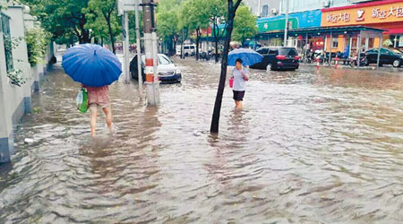 上海<BR>市面道路嚴重水浸，水深及膝。（互聯網圖片）
