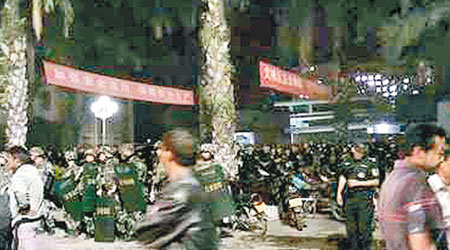 百多名警員在現場暴力驅散示威者。（互聯網圖片）