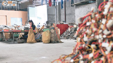 貴嶼鎮有大量非法電子垃圾回收場，對當地造成嚴重環境污染。（資料圖片）