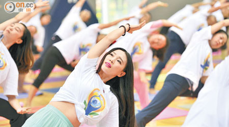 昆明<br>中國昆明女生做出標準的瑜伽動作。（中新社圖片）