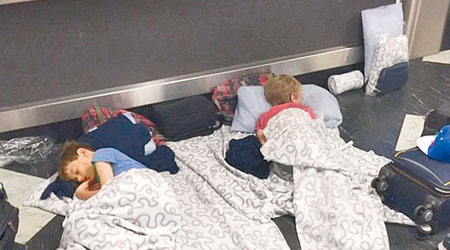 受影響乘客要在機場席地而睡。（互聯網圖片）