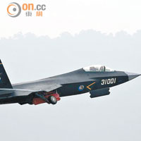 殲31隱形戰機<br>代號：鶻鷹<br>飛行高度：18000米<br>飛行速度：2000公里/小時<br>作戰半徑：不詳<br>武器：4枚空空導彈和2枚精確制導炸彈