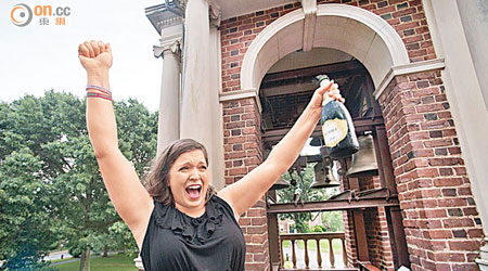 有舊生得知母校避過閉校，興奮開香檳。
