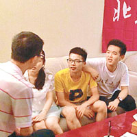 考生在向北大重慶招生組老師諮詢詳情。（互聯網圖片）