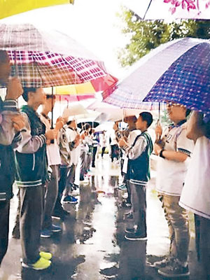 學生搭起雨傘「彩虹橋」。（互聯網圖片）