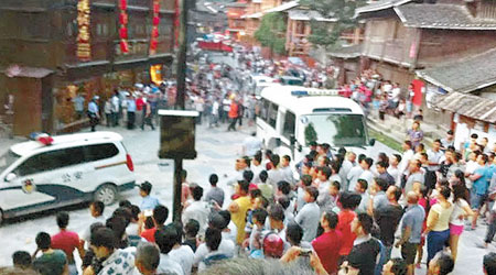大批村民包圍警員及警車，群情洶湧。（互聯網圖片）
