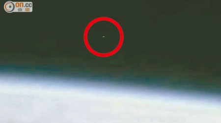 直播期間畫面出現可疑小光點，被指是不明飛行物體（紅圓圈示）。
