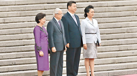 習近平伉儷（右二及右一）於北京人民大會堂歡迎到訪的陳慶炎伉儷。（中新社圖片 ）