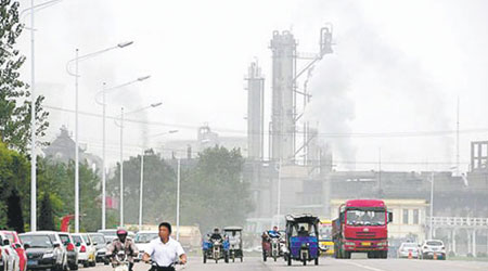 臨沂工廠治污前嚴重污染當地空氣。（互聯網圖片）