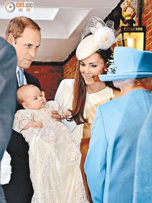 據指小公主昨日穿上哥哥喬治（中）受洗時所穿的長袍。