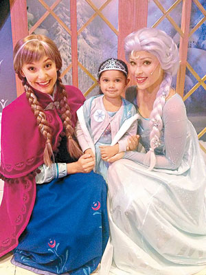 薩馬拉（中）獲邀與兩位扮演公主的演員茶敍。（互聯網圖片）