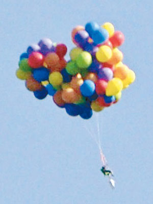 博里亞靠氦氣球一飛沖天。（互聯網圖片）