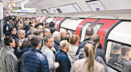 倫敦地鐵員工周四罷工。圖為去年罷工造成大批乘客滯留月台。（資料圖片）