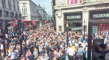 大批民眾堵塞在倫敦街頭。（互聯網圖片）
