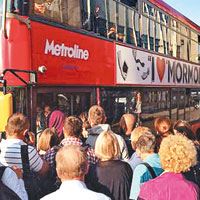 當局加開巴士班次疏導人潮。（互聯網圖片）