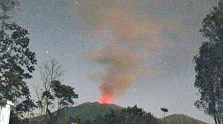 拉翁火山噴出大量火山灰。（互聯網圖片）