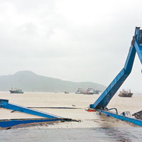 寧波石浦一造船廠設施被強風吹倒。（中新社圖片）
