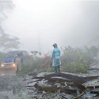 颱風為屏東帶來豪雨，道路出現塌方。（中央社圖片）