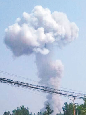 河北寧晉某廢棄廠發生爆炸，遠處可見蘑菇雲。（互聯網圖片）