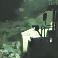 IS出動挖泥車搬屍。（互聯網圖片）