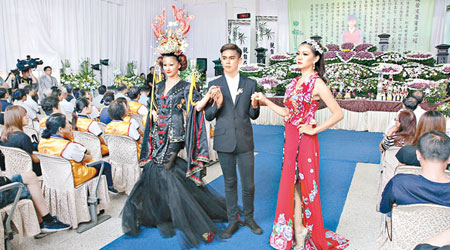 劉致葦的同學在告別式上穿上劉設計的時裝。（中央社圖片）