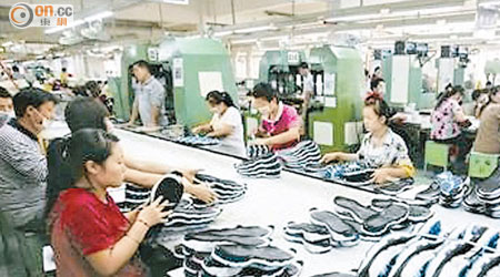 圖為東莞一間鞋廠的工作環境。