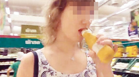金髮女子佯裝在超市閒逛。（互聯網圖片）