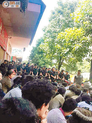 示威者到丹增德勒仁波切被關押的監獄前請願。