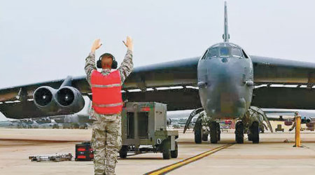 美國空軍巴克斯代爾基地的B52轟炸機準備起飛執行任務。（互聯網圖片）