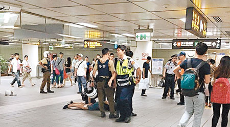 疑兇被保安及途人合力制服地上。（互聯網圖片）