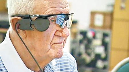 弗林在人工視網膜的幫助下，成功恢復視力。（互聯網圖片）