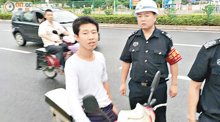 深圳執法人員在路上檢控違令電動車。（兩岸組深圳傳真）