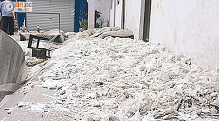 黑心工場負責人將用過的廁紙漂白加工再生產。