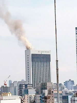淺草豪景酒店頂層冒出濃煙。（互聯網圖片）