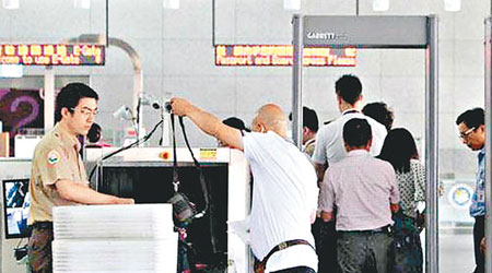 台中清泉崗機場一度停電，恢復電力後旅客如常接受安檢。（互聯網圖片）
