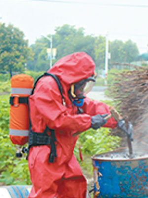 消防員到場處理該批化學廢料。（互聯網圖片）