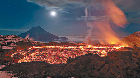 鑽石是在托爾巴奇克火山發現。圖為火山前年爆發時的情景。（互聯網圖片）