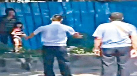 兇徒挾持女童與警方對峙。（互聯網圖片）