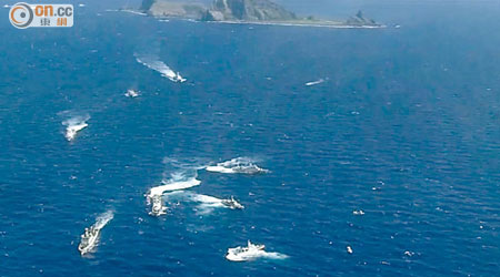 中日巡邏船一三年曾在釣島海域對峙。（資料圖片）